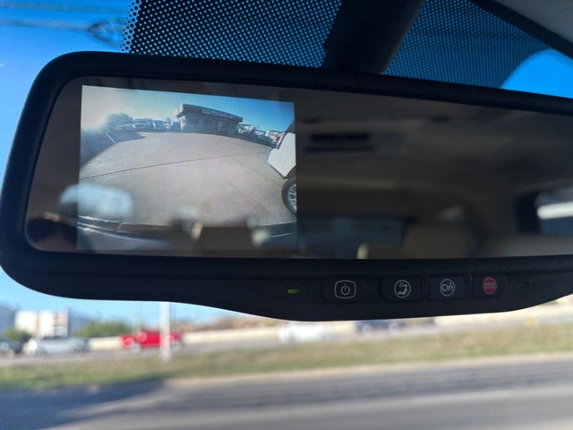 GMC Yukon Vehicle Full-screen Gallery Image 16