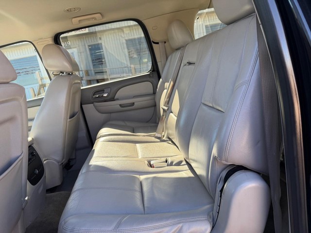 GMC Yukon XL Vehicle Full-screen Gallery Image 10