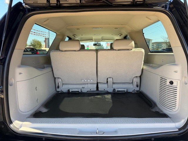 GMC Yukon XL Vehicle Full-screen Gallery Image 11