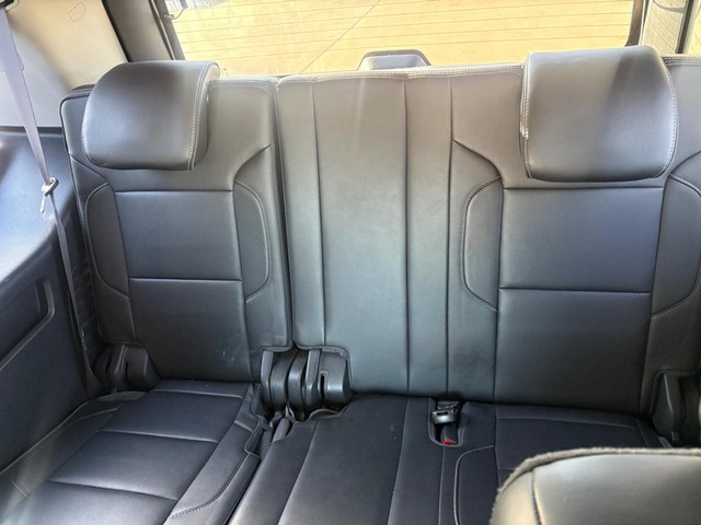 GMC Yukon Vehicle Full-screen Gallery Image 12