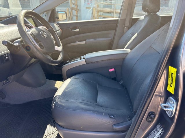 Toyota Prius Vehicle Full-screen Gallery Image 09