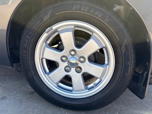 Toyota Prius Vehicle Full-screen Gallery Image 15