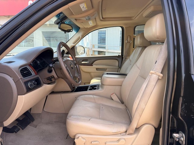 Chevrolet Suburban Vehicle Full-screen Gallery Image 09