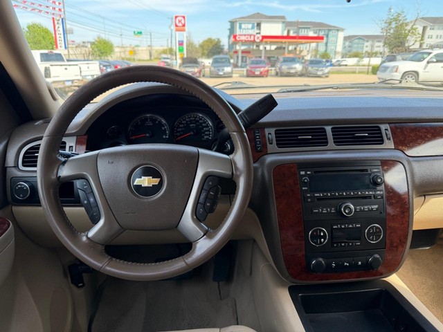 Chevrolet Suburban Vehicle Full-screen Gallery Image 10