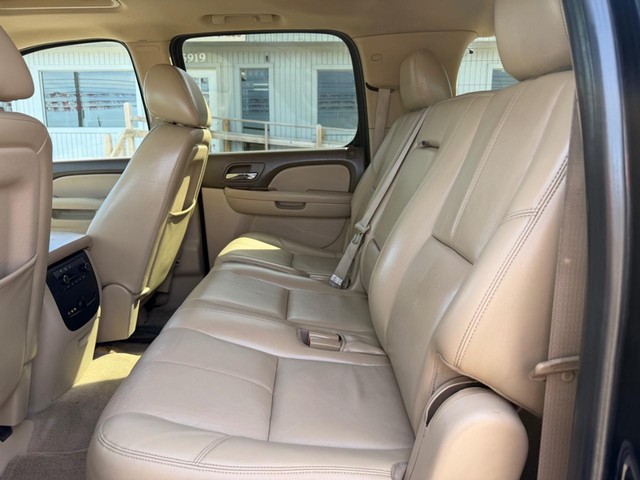 Chevrolet Suburban Vehicle Full-screen Gallery Image 11