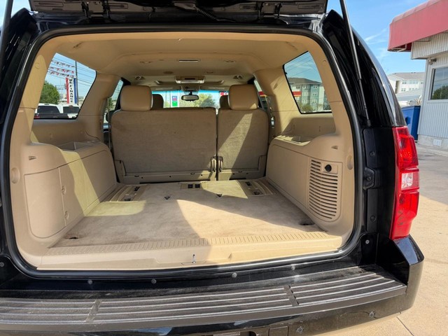 Chevrolet Suburban Vehicle Full-screen Gallery Image 12