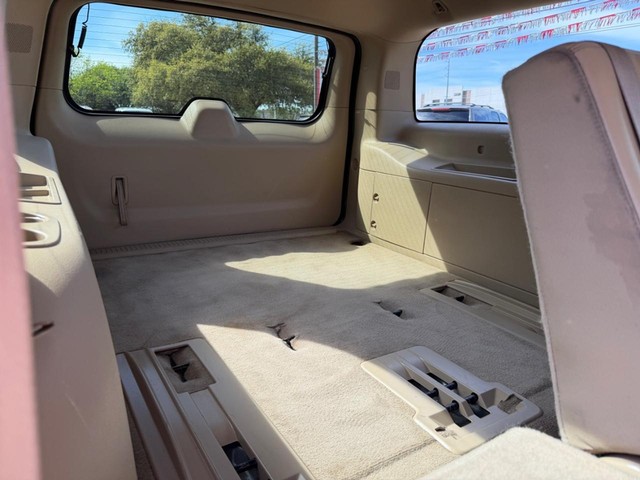 Chevrolet Suburban Vehicle Full-screen Gallery Image 13