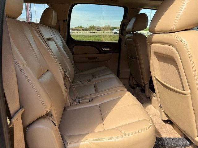 Chevrolet Suburban Vehicle Full-screen Gallery Image 14