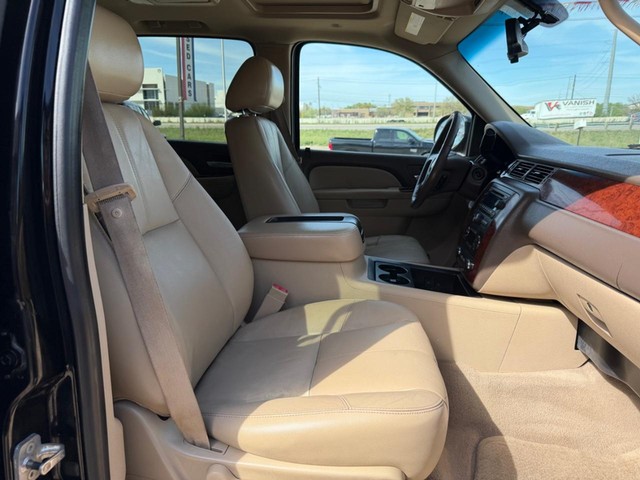 Chevrolet Suburban Vehicle Full-screen Gallery Image 15