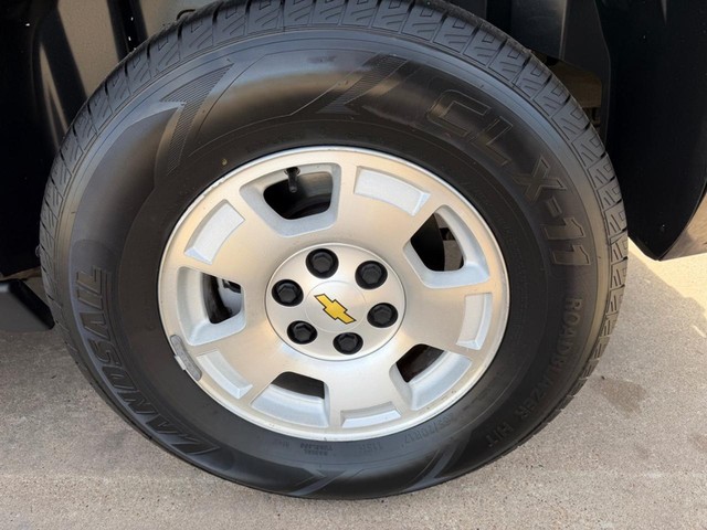 Chevrolet Suburban Vehicle Full-screen Gallery Image 16