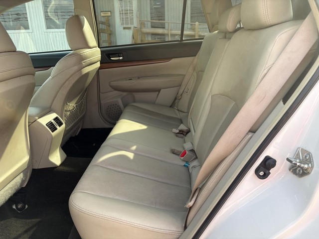 Subaru Outback Vehicle Full-screen Gallery Image 11