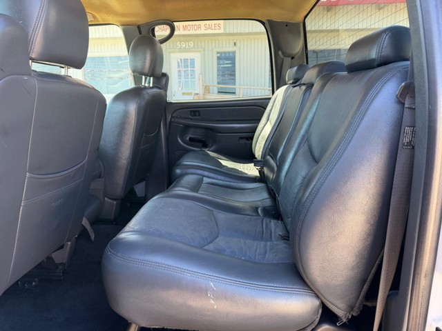 Chevrolet Silverado 2500 Crew Cab Vehicle Full-screen Gallery Image 11