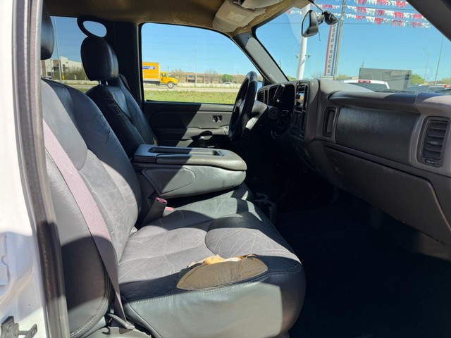 Chevrolet Silverado 2500 Crew Cab Vehicle Full-screen Gallery Image 13