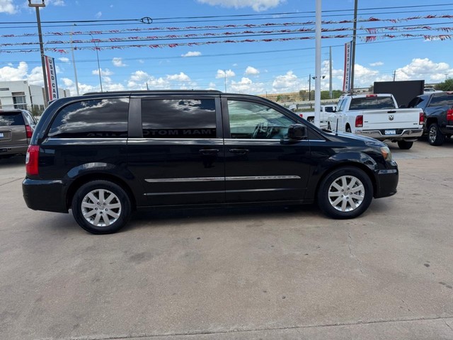 Chrysler Town & Country Vehicle Full-screen Gallery Image 06