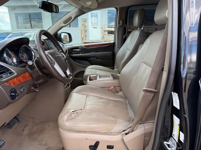 Chrysler Town & Country Vehicle Full-screen Gallery Image 09