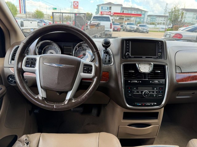 Chrysler Town & Country Vehicle Full-screen Gallery Image 10