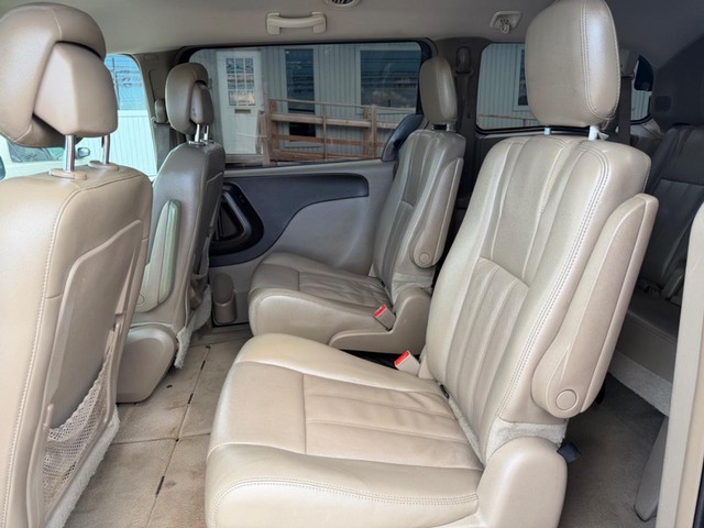 Chrysler Town & Country Vehicle Full-screen Gallery Image 11