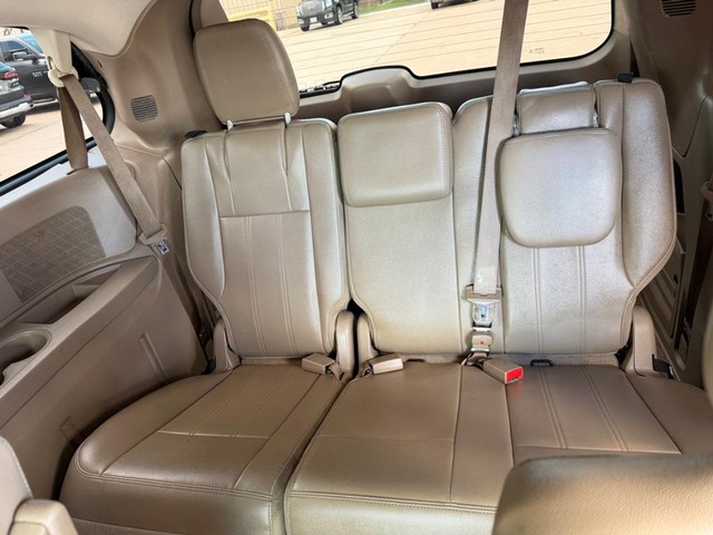 Chrysler Town & Country Vehicle Full-screen Gallery Image 12