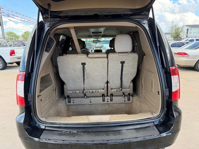 Chrysler Town & Country Vehicle Full-screen Gallery Image 13