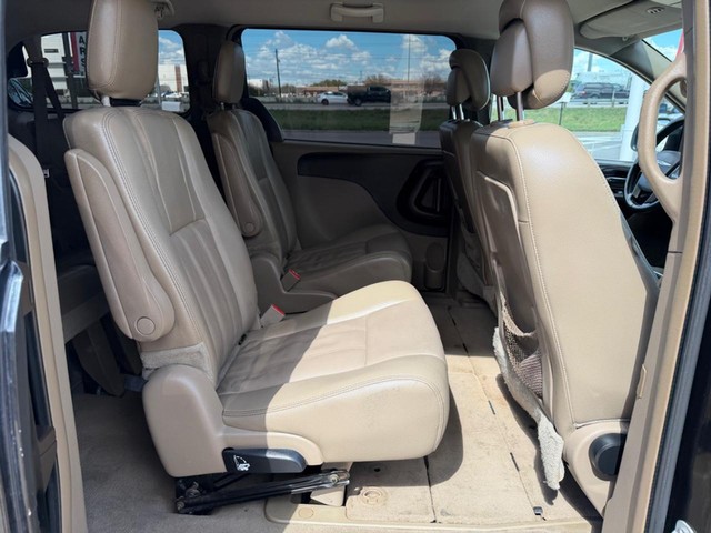 Chrysler Town & Country Vehicle Full-screen Gallery Image 14