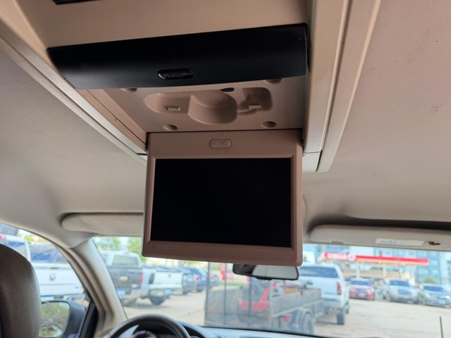 Chrysler Town & Country Vehicle Full-screen Gallery Image 16