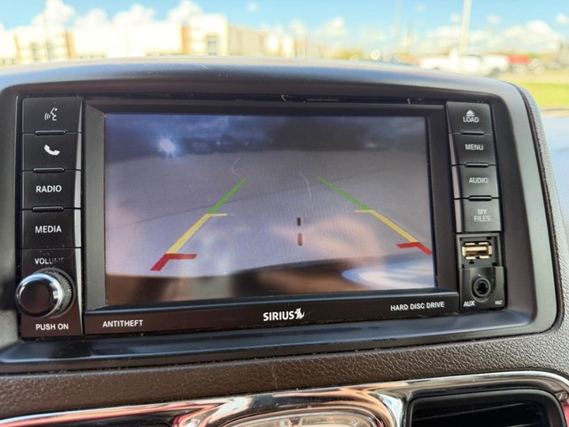 Chrysler Town & Country Vehicle Full-screen Gallery Image 17