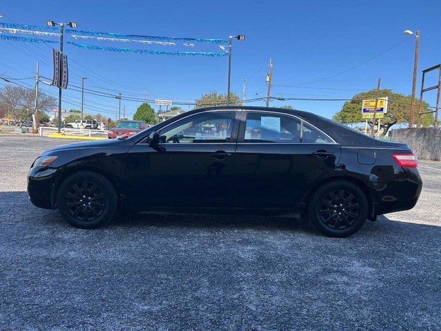 Toyota Camry Vehicle Full-screen Gallery Image 02