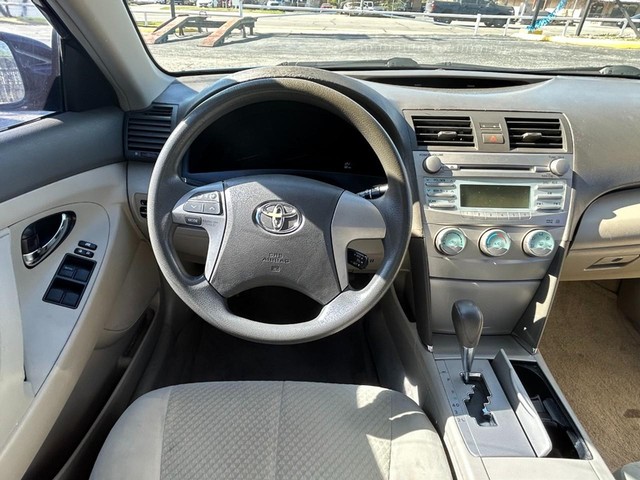 Toyota Camry Vehicle Full-screen Gallery Image 09