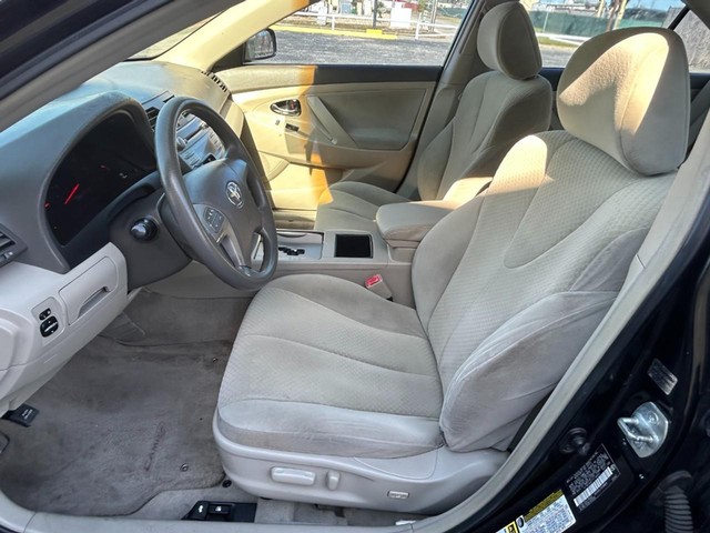 Toyota Camry Vehicle Full-screen Gallery Image 10