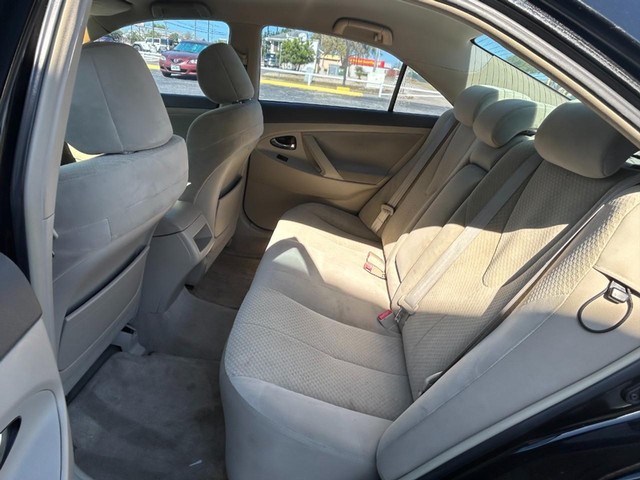 Toyota Camry Vehicle Full-screen Gallery Image 11