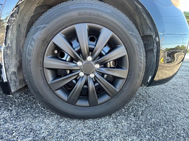 Toyota Camry Vehicle Full-screen Gallery Image 15