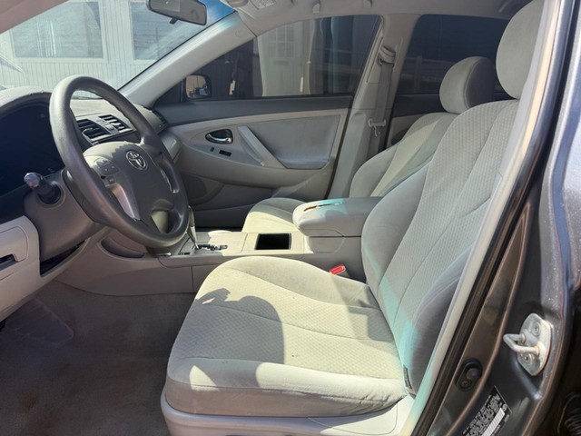 Toyota Camry Vehicle Full-screen Gallery Image 08