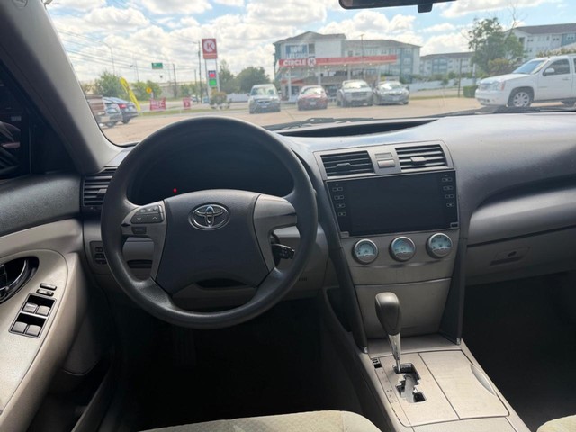 Toyota Camry Vehicle Full-screen Gallery Image 09