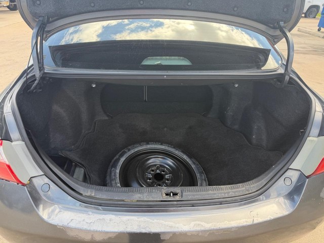 Toyota Camry Vehicle Full-screen Gallery Image 11