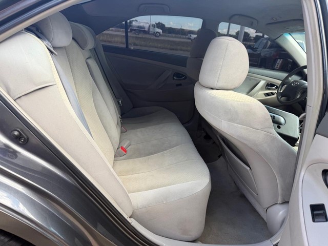 Toyota Camry Vehicle Full-screen Gallery Image 12