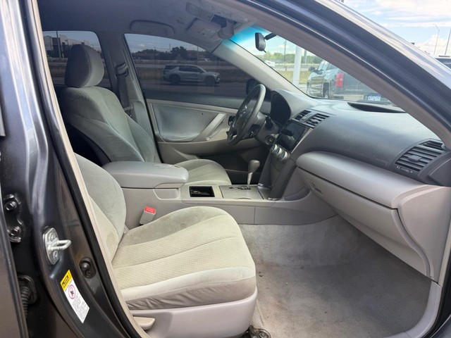 Toyota Camry Vehicle Full-screen Gallery Image 13