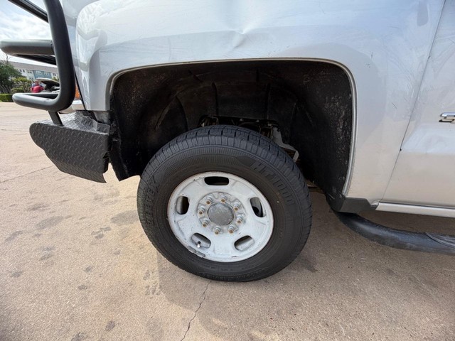 Chevrolet Silverado 3500HD Vehicle Full-screen Gallery Image 12