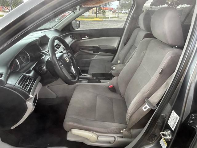 Honda Accord Sedan Vehicle Full-screen Gallery Image 10