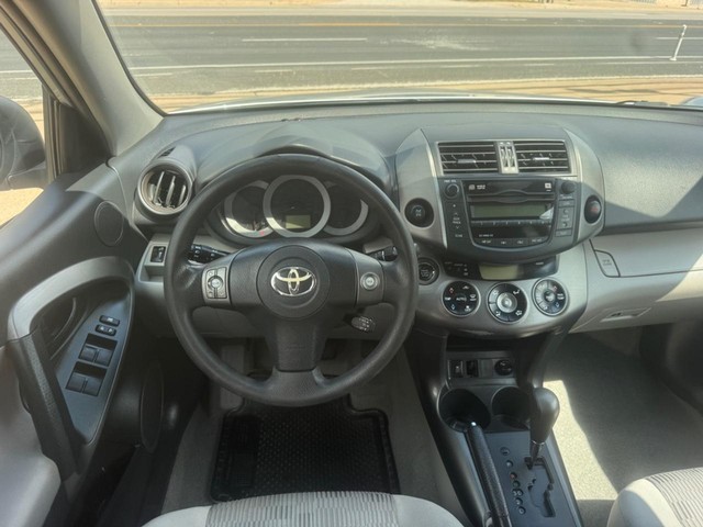 Toyota RAV4 Vehicle Full-screen Gallery Image 09