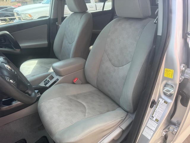 Toyota RAV4 Vehicle Full-screen Gallery Image 10