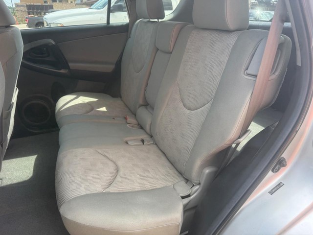 Toyota RAV4 Vehicle Full-screen Gallery Image 11