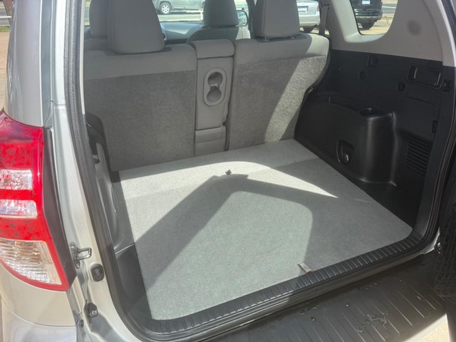 Toyota RAV4 Vehicle Full-screen Gallery Image 12