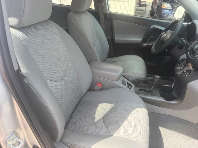 Toyota RAV4 Vehicle Full-screen Gallery Image 13