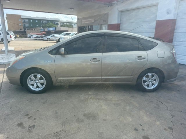 Toyota Prius Vehicle Full-screen Gallery Image 02