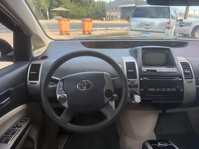 Toyota Prius Vehicle Full-screen Gallery Image 09