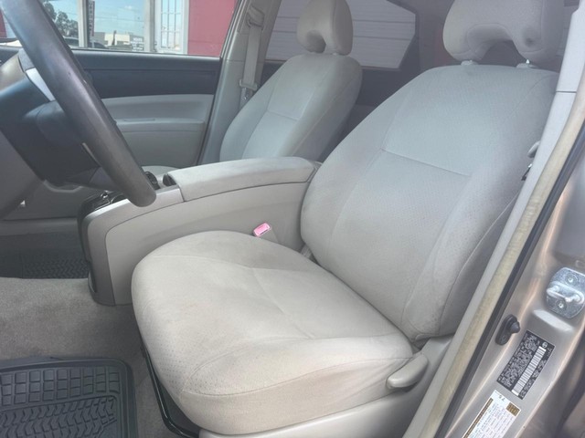 Toyota Prius Vehicle Full-screen Gallery Image 10