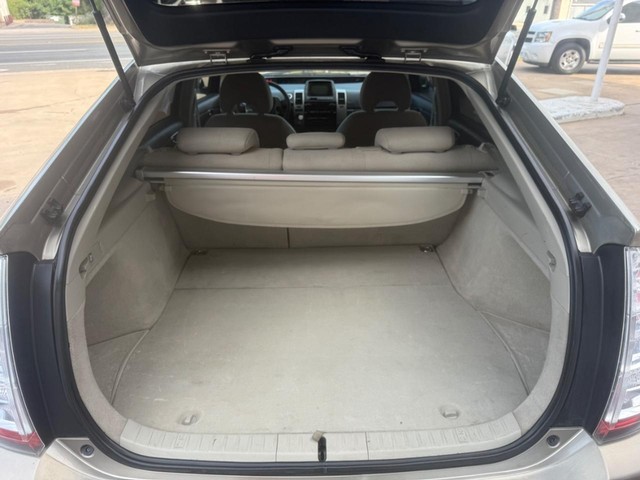 Toyota Prius Vehicle Full-screen Gallery Image 12