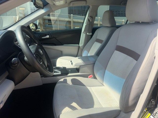 Toyota Camry Vehicle Full-screen Gallery Image 09