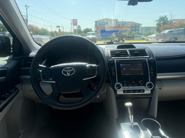Toyota Camry Vehicle Full-screen Gallery Image 10