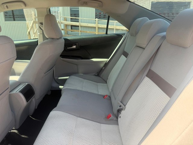 Toyota Camry Vehicle Full-screen Gallery Image 11